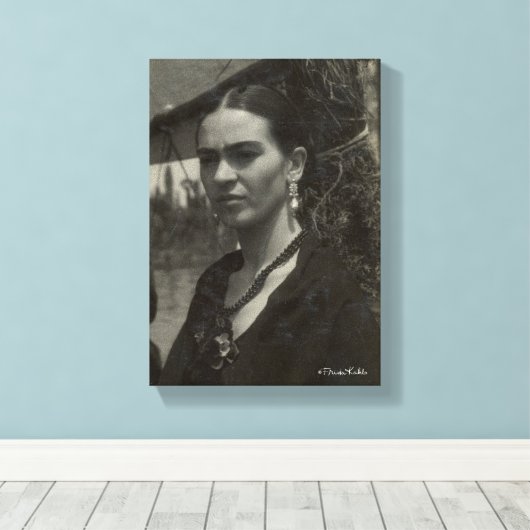 Frida Kahlo in Black Leinwanddruck (Insitu (Holzboden))