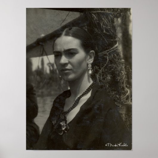 Frida Kahlo in Black Poster (Vorne)