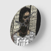 Frida Kahlo Lettering Portrait Runde Wanduhr (Winkel)