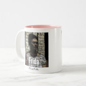 Frida Kahlo Lettering Portrait Zweifarbige Tasse (Vorderseite Links)