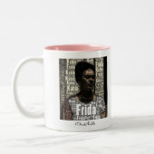 Frida Kahlo Lettering Portrait Zweifarbige Tasse (Links)