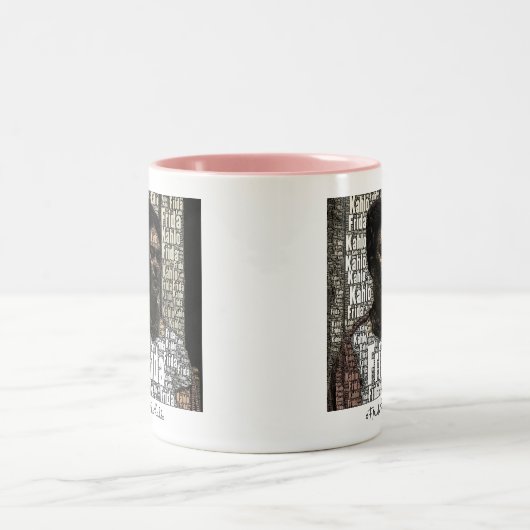 Frida Kahlo Lettering Portrait Zweifarbige Tasse (Mittel)