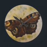 Frida Kahlo Painted Butterfly Runde Wanduhr<br><div class="desc">Frida Kahlo von Rivera was in Mexican Painter remembered for her intense and vibrant works. Her work has been celebrated in Mexico as emblematic of national and indigenous tradition, and by feminists for its unkompromising depiction of the female experience and form. Visit www.fridakahlo.com for more information about her life, works...</div>