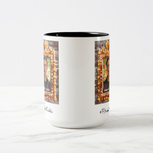 Frida Kahlo Reflejando Zweifarbige Tasse (Mittel)