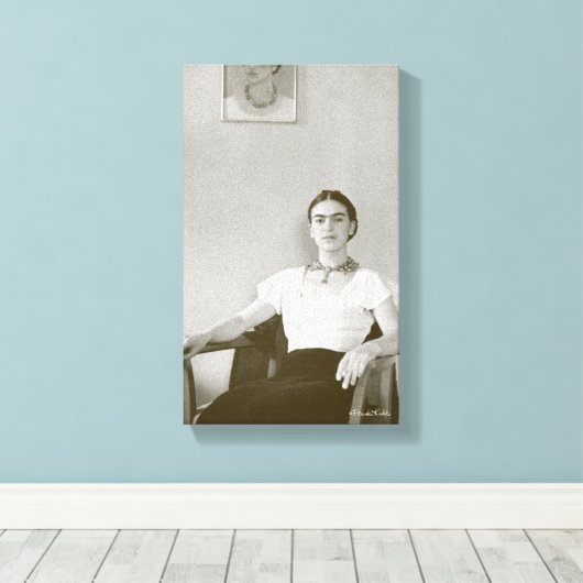 Frida Kahlo Sitzplatz mit Frida-Malerei Leinwanddruck (Insitu (Holzboden))