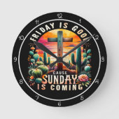 Friday Is Good Cause Sunday Is Coming Graphic Runde Wanduhr (Vorderseite)