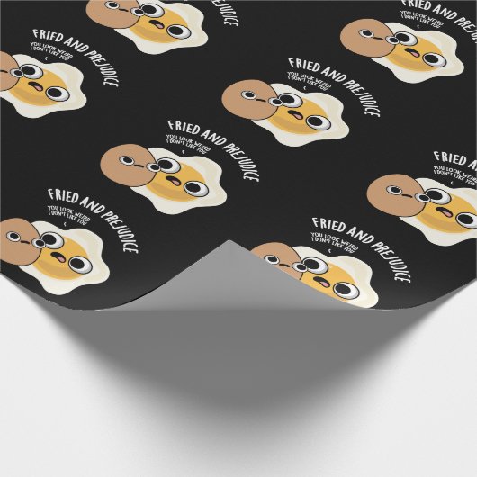 Fried and Prejudice Funny Egg Pun Dark BG Geschenkpapier (Ecke)