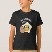 Fried and Prejudice Funny Egg Pun Dark BG T-Shirt (Vorderseite)