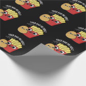 Fried and Prejudice Funy Fries Pun Dark BG Geschenkpapier (Ecke)