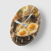Fried Eggs in a Pan Wall Clock — Fun Kitchen Desig Runde Wanduhr (Winkel)