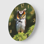 "Frieda the Screech Owl: A Nocturnal Beauty" Große Wanduhr (Winkel)