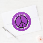 Friede sei noch Liebe einander Lila Runder Aufkleber (Umschlag)