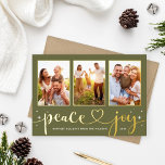 Friede und Freude Modernes Goldenes Herz Drehbuch  Folien Feiertagskarte<br><div class="desc">Die einfache und schicke "Peace and Joy"-Urlaubskarte verfügt über eine Collage von 3 Portrait-Fotos auf einem horizontalen Kartenlayout mit weißen, funkelnden Sternen und niedlichem und modernen handgeschriebenem Schriftzeichen mit Herzakzent in echter Goldfolie. Personalisieren Sie den Gruß, die Unterschrift der Familie und das Jahr auf der Vorderseite, und wählen Sie eine...</div>