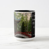 Frieden aus, Buddha-Zitat Zweifarbige Tasse (Mittel)