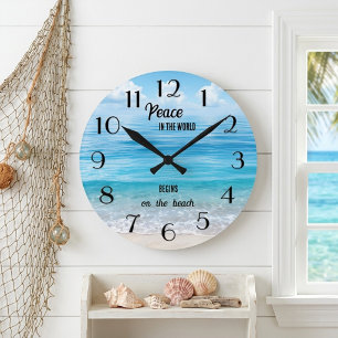 Frieden beginnt am tropischen Ozeanstrand Runde Wanduhr