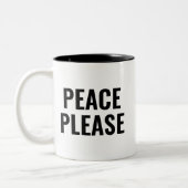 Frieden bitte schwarz-weißer Text gegen den Krieg Zweifarbige Tasse (Links)