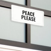 Frieden bitte weißer und schwarzer Text gegen den  Banner (Draußen Gebäude)