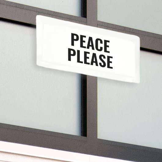 Frieden bitte weißer und schwarzer Text gegen den  Banner (Draußen Gebäude)