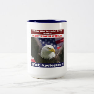 Frieden durch Kraft Zweifarbige Tasse