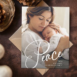 Frieden | Elegante Schrift und Foto Weihnachten<br><div class="desc">Diese elegante Weihnachts-Postkarte sagt "Peace" in der modernen Skriptkalligraphie. Fügen Sie Ihr Lieblings-Foto und eine Nachricht auf die Rückseite.</div>