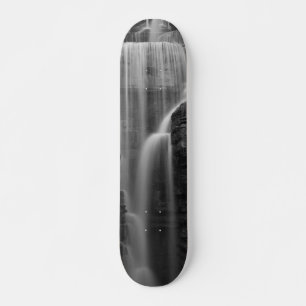 Frieden in der indischen Klippe Graustufen Skateboard