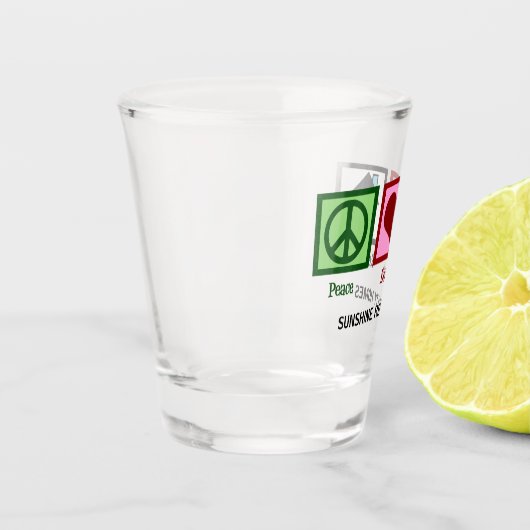 Frieden Liebe Real Anwesen Schnapsglas (Links)