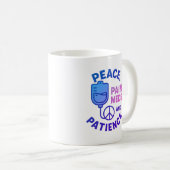 Frieden Liebe und Schmerzen Meds Funny Kaffeetasse (VorderseiteRechts)