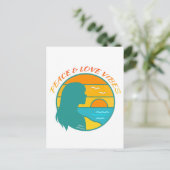 Frieden & Liebe Vibes Postkarte (Stehend Vorderseite)