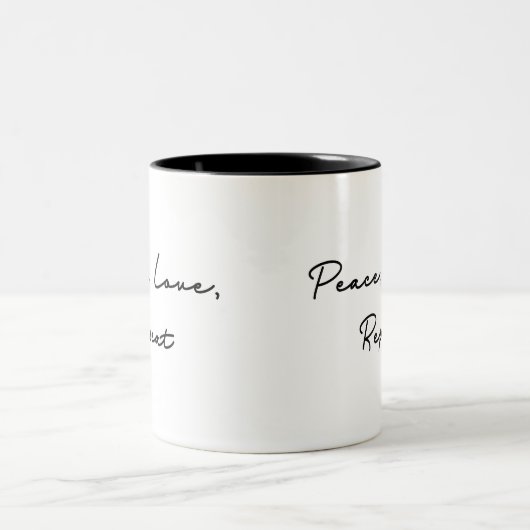 Frieden, Liebe, wiederholtes Zitat Zweifarbige Tasse (Mittel)