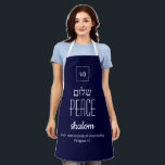 FRIEDEN | Shalom Hebrew | ש ל ו ם | Schrift Schürze<br><div class="desc">Einfache, elegante Schürze mit dem Wort PEACE auf Hebräisch, plus Platzhalter-Schrift Vers. Der gesamte Text ist KUNDENBAR, sodass Sie ihn personalisieren können, indem Sie z.B. die Schrift durch Ihren Namen oder Ihre Lieblingsnachricht ersetzen. Oben befindet sich ein KUNDENBEWEGLICHES MONOGRAMM, das Sie durch Ihr eigenes ersetzen können. Ideal für Hanukkah, Weihnachten,...</div>
