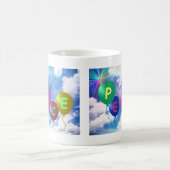 Frieden steigt Schale im Ballon auf Kaffeetasse (Mittel)