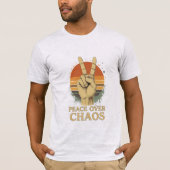 Frieden über Chaos - Retro Sunset Statement T - Sh T-Shirt (Vorderseite)