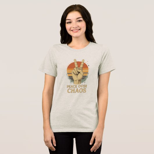 Frieden über Chaos - Retro Sunset Statement T - Sh Tri-Blend Shirt (Vorderseite voll)
