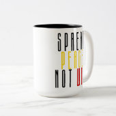 Frieden verbreiten statt Krieg Zweifarbige Tasse (VorderseiteRechts)