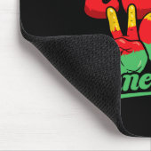 Friedens-Liebe Juneteentchen Afro Black Mousepad (Ecke)