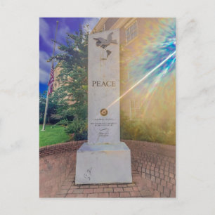 Friedensdenkmal mit Taube und amerikanischer Flagg Postkarte