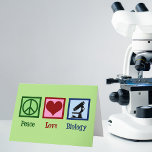 FriedensLiebe-Biologie Feiertagskarte<br><div class="desc">Ein niedliches Biologen-Weihnachtsgeschenk,  das ein Friedenszeichen,  Herz und ein Mikroskop,  Organismen und Biologie zu studieren kennzeichnet. Ein cooles Biologielehrer- oder -professorgeschenk.</div>