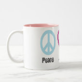 FriedensLiebe und Makkaroni-Tasse Zweifarbige Tasse (Links)