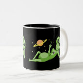 Friedensraum-Alien-Tasse Zweifarbige Tasse (VorderseiteRechts)