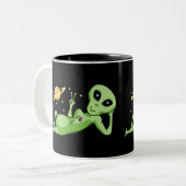 Friedensraum-Alien-Tasse Zweifarbige Tasse (Vorderseite Links)