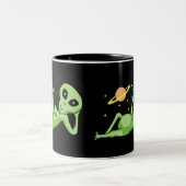 Friedensraum-Alien-Tasse Zweifarbige Tasse (Mittel)