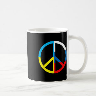 Friedenszeichen in der Ukraine und russische Flagg Kaffeetasse