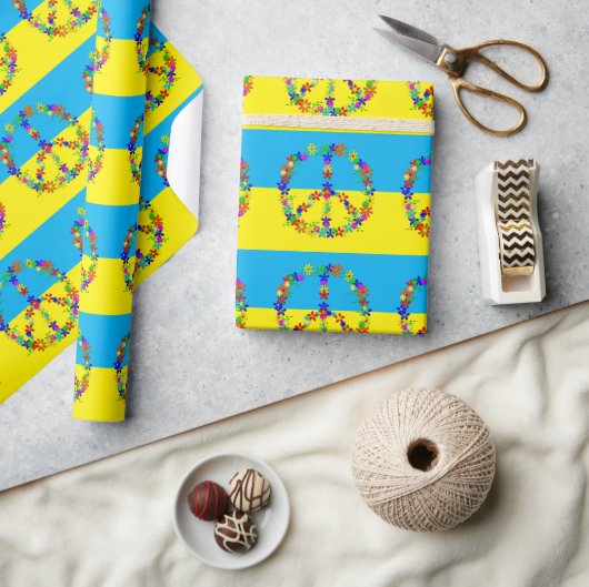 Friedenszeichen mit Blume, ukrainische Flaggentast Geschenkpapier (Kunsthandwerk)