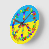 Friedenszeichen mit Blume, ukrainische Flaggentast Runde Wanduhr (Winkel)