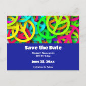 Friedenszeichen mit Groovy Sixties Vibe Save the D Einladungspostkarte (Vorderseite)