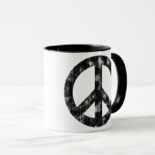 Friedenszeichen Schwarz erschüttert Tasse (VorderseiteRechts)