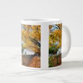 Friedhof im Herbst Jumbo-Tasse (Vorderseite Rechts)