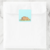 Friedlich schlummernder Capybara auf Blumenwiese Quadratischer Aufkleber (Tasche)