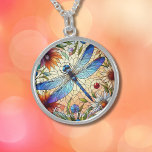 Friedlich verketteter Blauer Libelle Botanischer L Sterling Silberkette<br><div class="desc">Dieses wunderschöne blaue Libellendesign mit Blumenmotiv enthält einen Buntglaseffekt. Die ermutigenden Worte "Embrace The Journey" können so geändert,  gelöscht oder links werden,  wie es ist.</div>