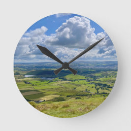 Friedliche Aussicht von Pendle Hill... Runde Wanduhr
